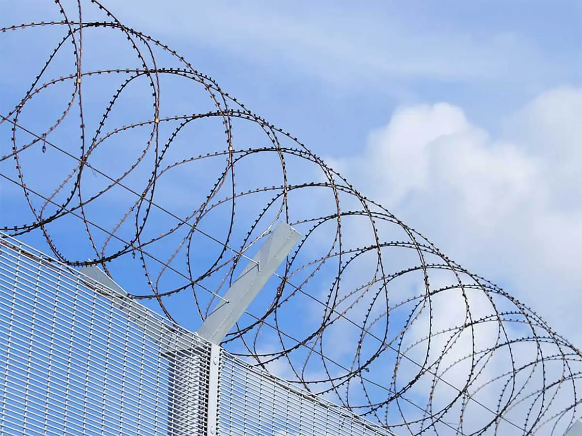 BTO-22 High Security Galvanized PVC Coated Concertina Razor Blade Fencing Wire for Border and Prison Fence Made From Iron Wire