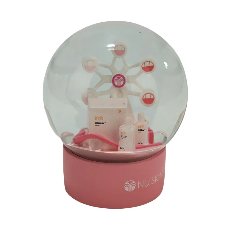 2024 Прилагођени поклон фирми за козметику Ново годишње украшавање стола Снежна лопта од смоле Рукотворине Стаклени модел Промотивни поклон