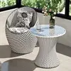 Una mesa y una silla (blanco y negro)