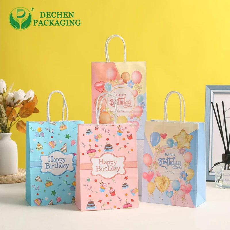 Paquete de bolsas de papel de colores surtidos con asas para boutique