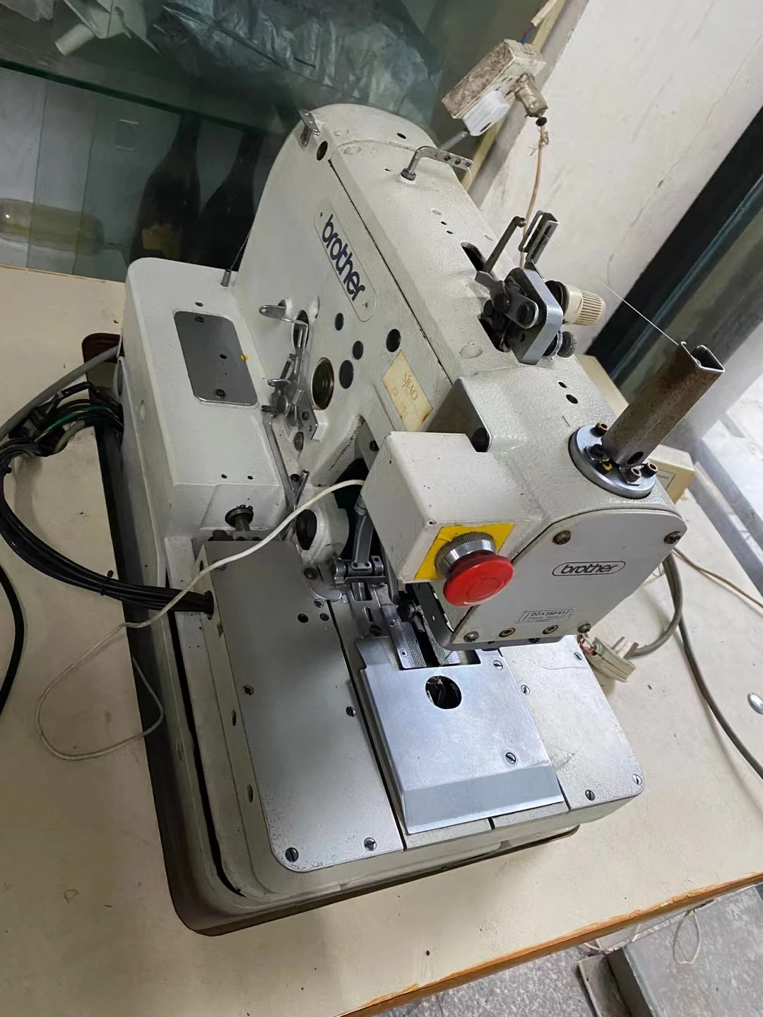 HIGH SPEED COMPUTER BUTTON EYEHOLING SEWING MACHINE BROTHERS 981 MADE in JAPAN USED BROTHERS 981 SUIT BUTTONHOLE SEWING MACHINE