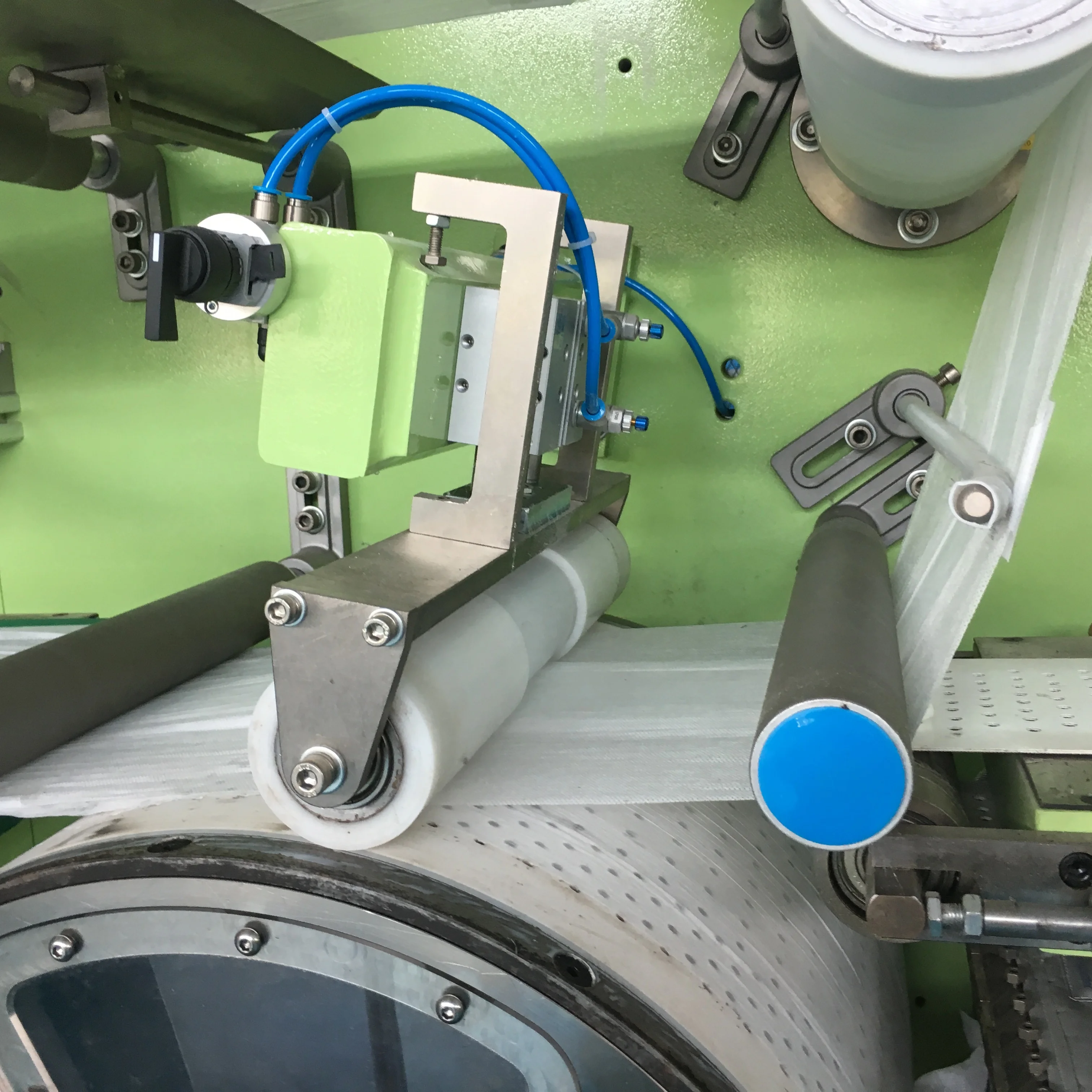 Welldone Semi Servo Automatic Baby Diaper Manufacturing Machine with Big Waistband Diaper Machinery
