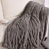 Gris oscuro