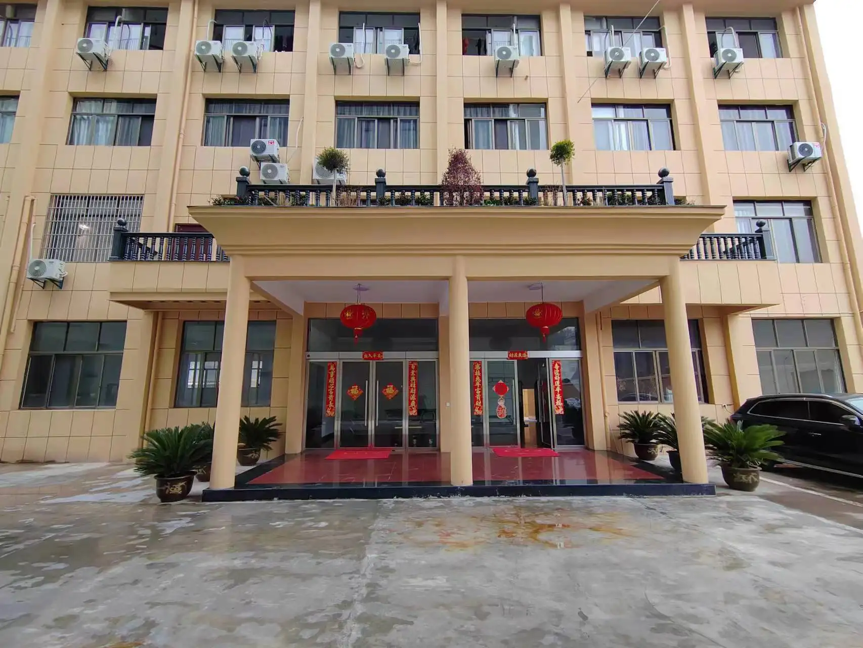 Yiwu Hongque Commodity Co., Ltd. 2