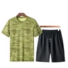 Camiseta verde+pantalones cortos negros