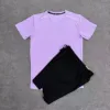 Maglietta viola + pantaloncini neri