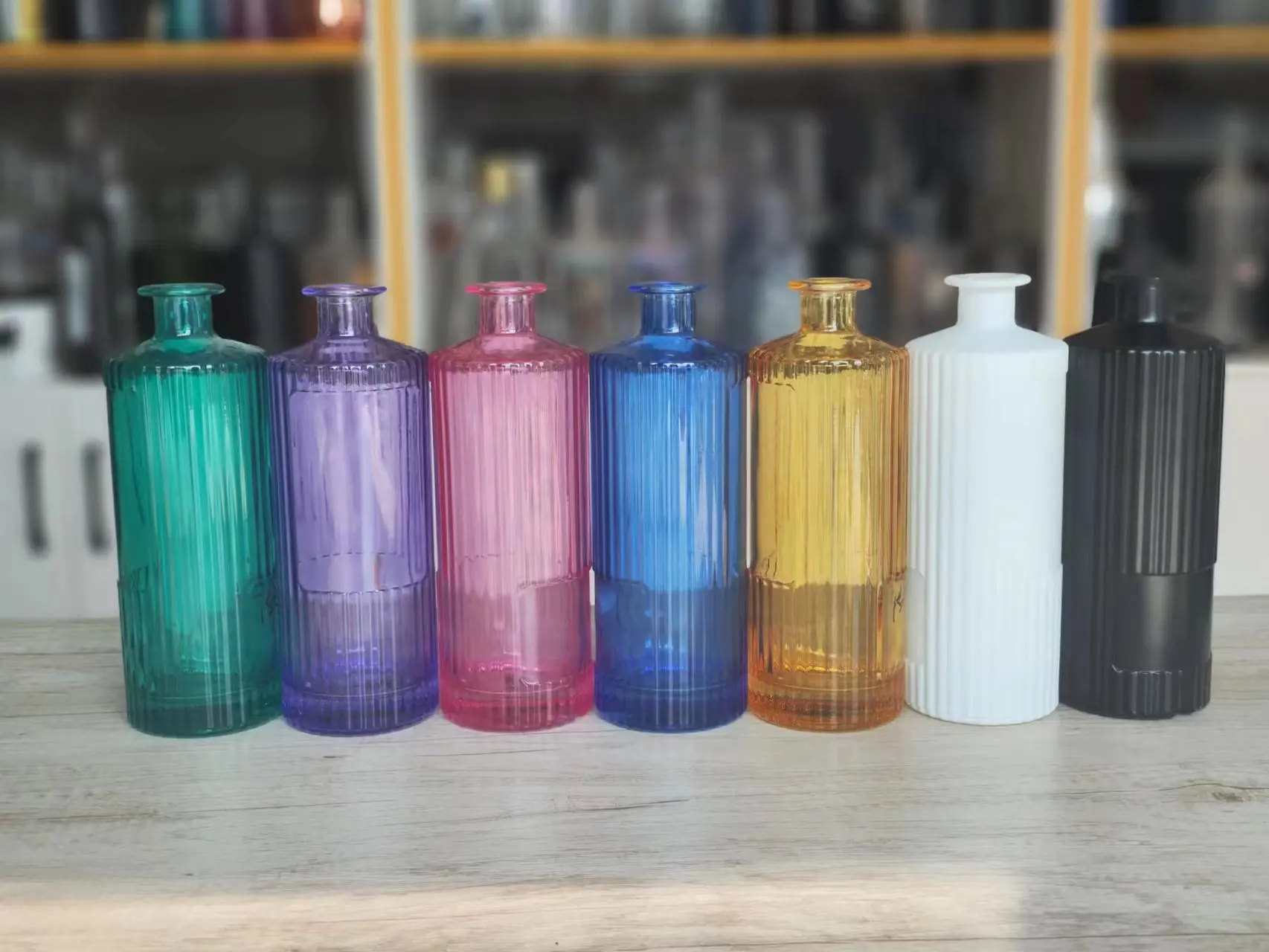 Unique Gradient Blue Purple Color Streamline Design 700ml Liquor Glass Bottle for Whiskey Vodka Tequila Gin with Cork