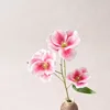 Un tallo en rosa intenso