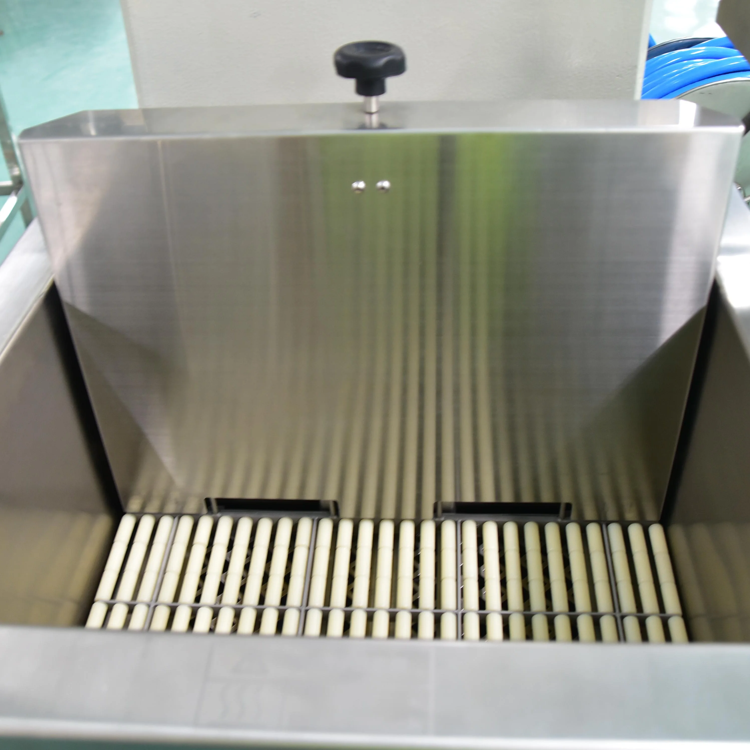 Professional shrink packaging equipment for chicken processing, meat packaging and food industry facilities