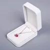 Caja grande blanca para collar.