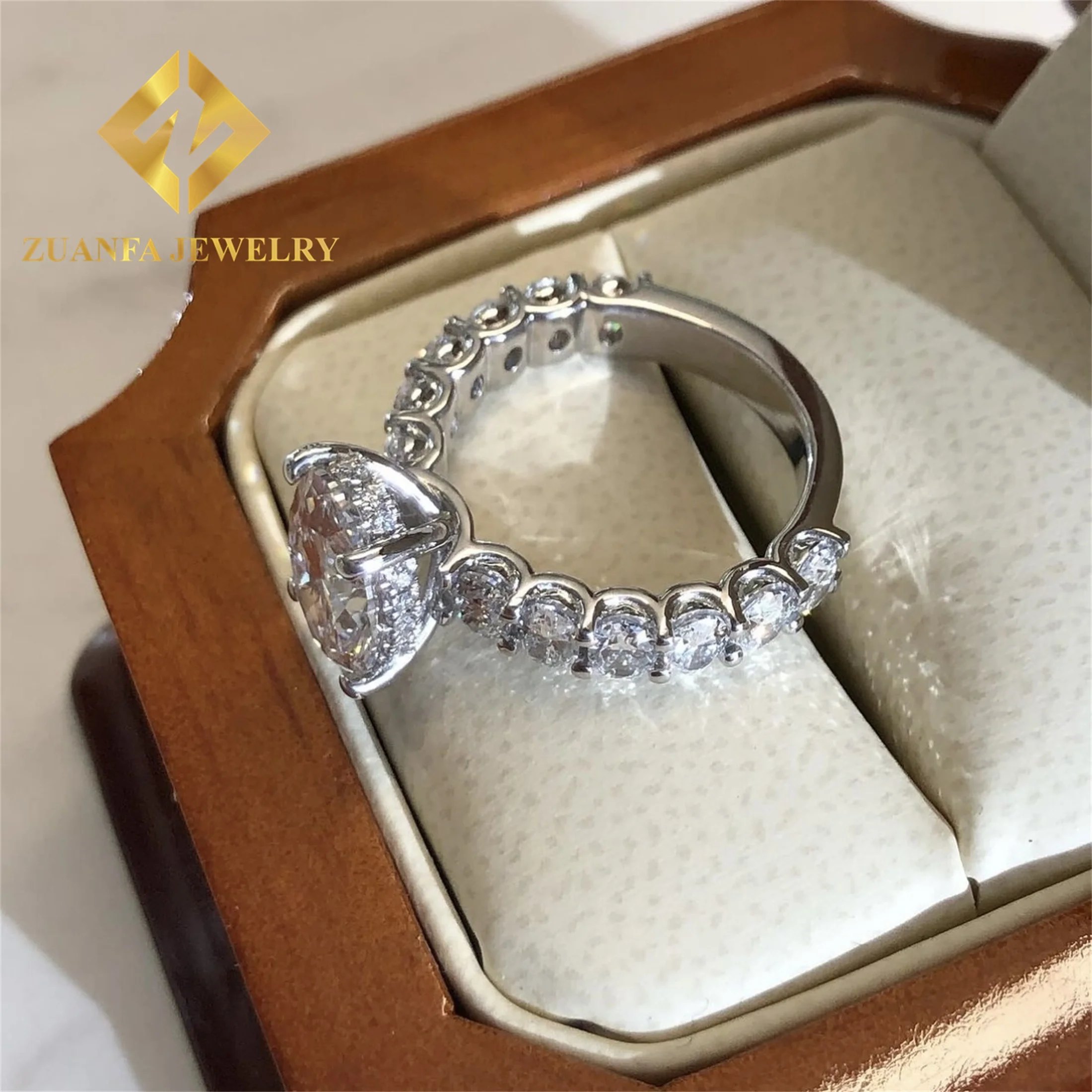 Anel de Noivado de Luxo em Ouro Branco 14K com Diamante Oval de 3Ct Corte  Excelente e Halo Oculto de 4 Garras, Joias de Casamento com Diamante ..., image size:2200x2200