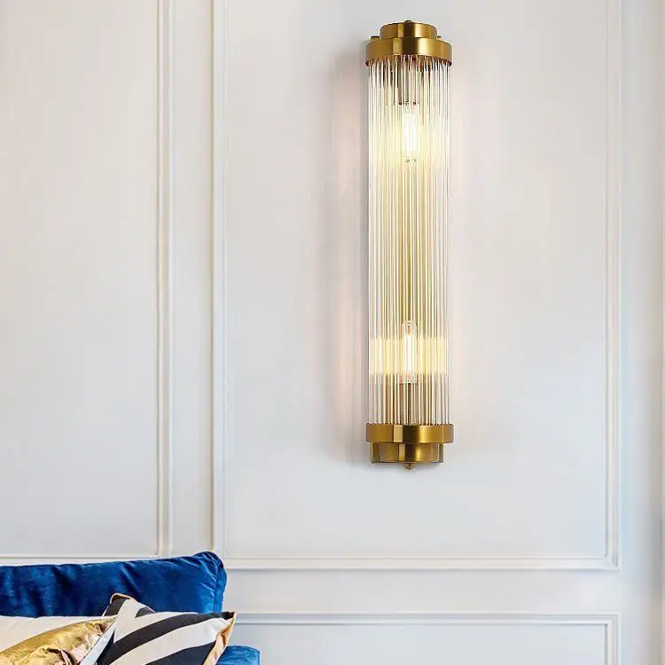 Applique murale LED de style européen et de luxe, corps moderne en verre associé à du fer et du laiton, destinée à la décoration intérieure de domicile ou d’hôtel