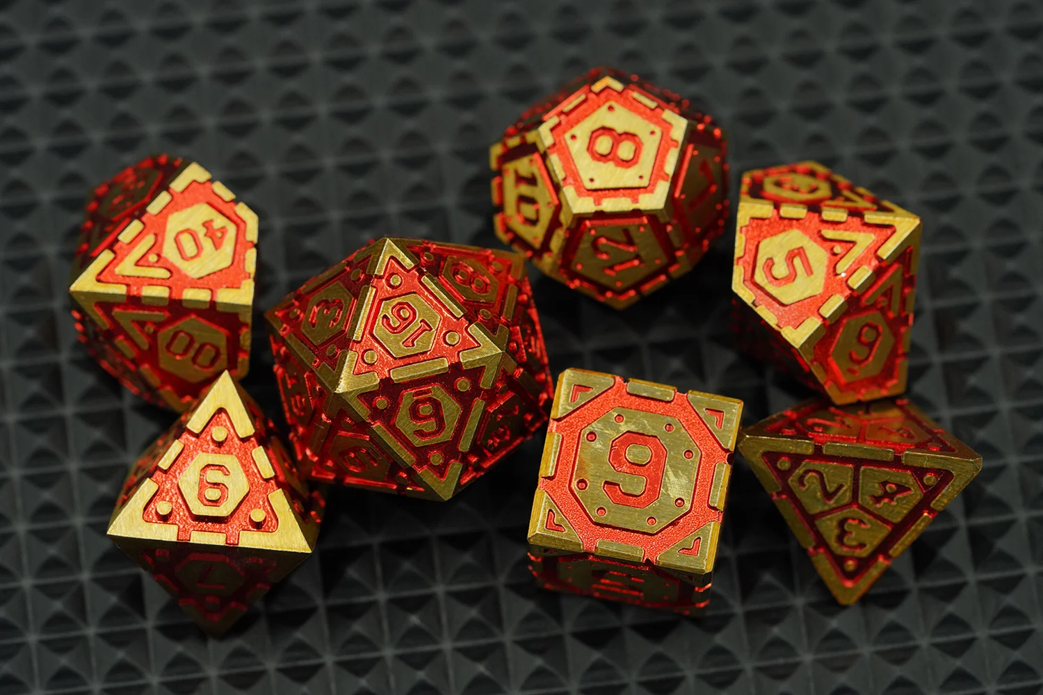 Custom Polyhedral 7 Piece Dice Sets Standard Size Gold Dice Set for Role Playing Table Board Games With Red Number manufacture