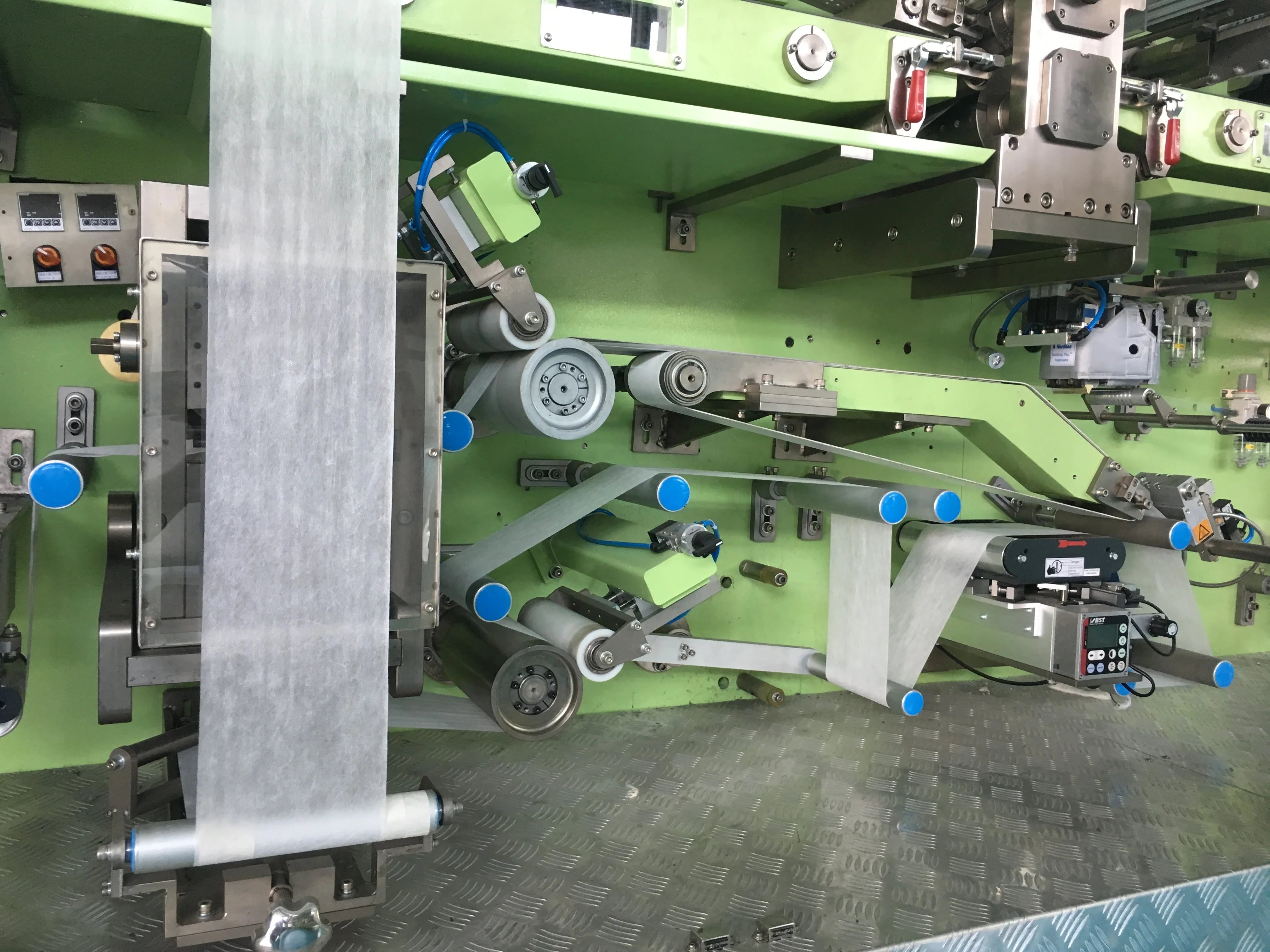 Welldone Semi Servo Automatic Baby Diaper Manufacturing Machine with Big Waistband Diaper Machinery