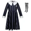 Robe noire et grise avec bas rayés noirs et blancs