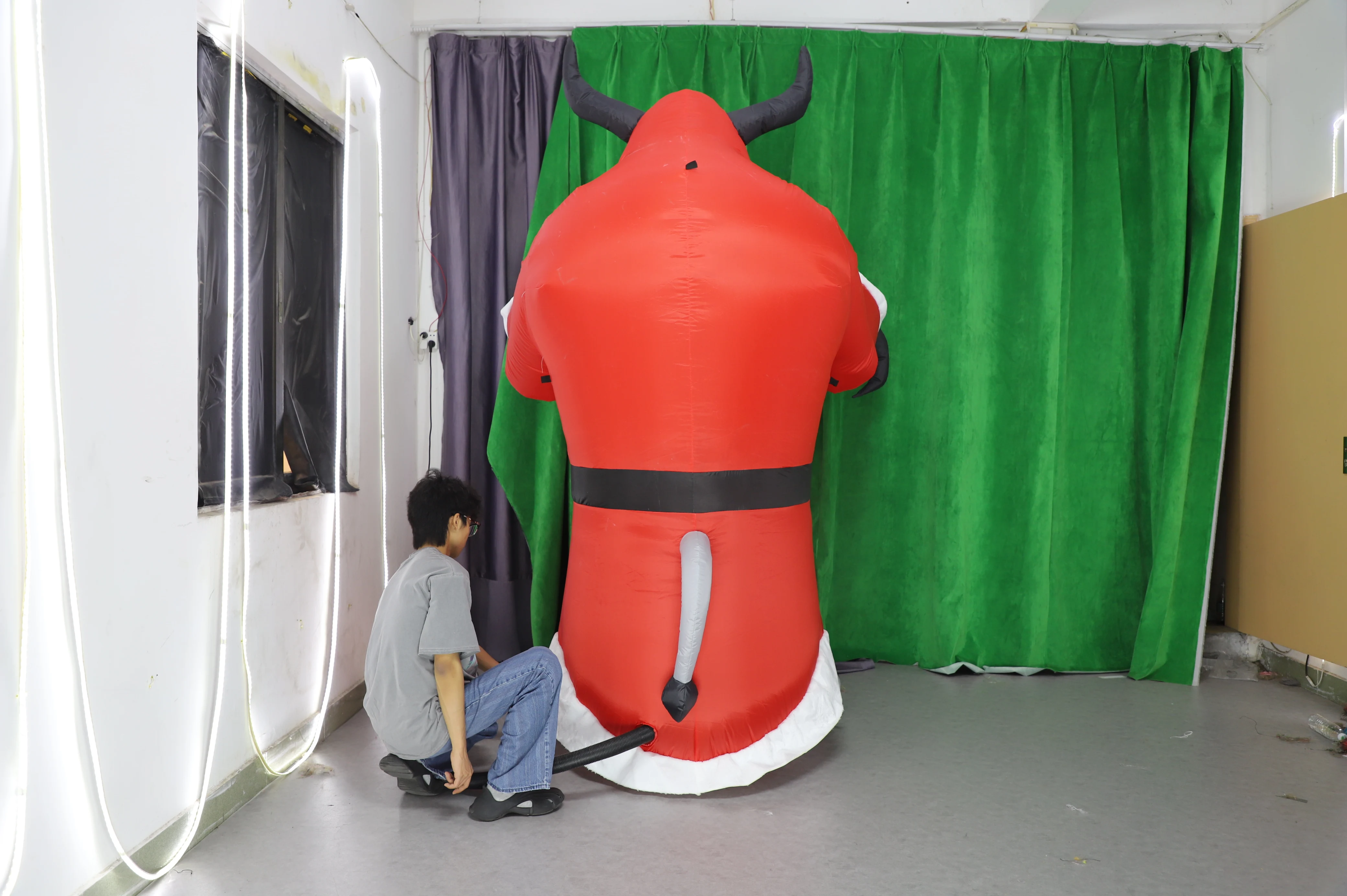 Unisex Halloween Inflatable Evil Monster Mascot Costume Plush Walking Furry Giant Monster for Adults Inspired by Animal Theme