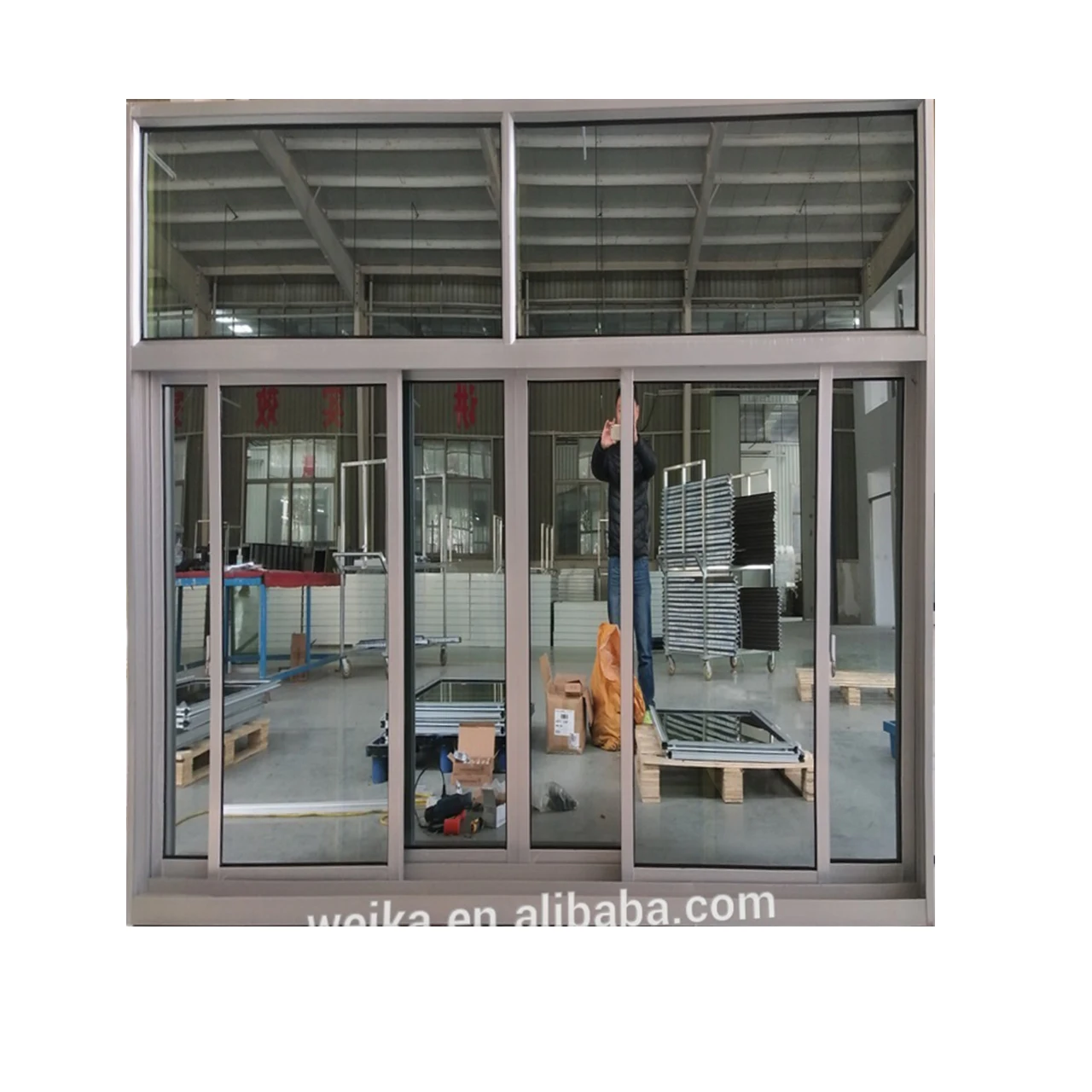 Instalación de una puerta corredera de PVC en un porche en Moià - PerfilTer