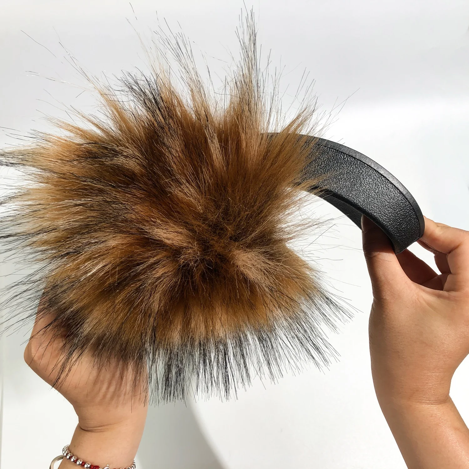 Прямая поставка, пляжная обувь, дешевые сандалии из меха енота, искусственного лисьего меха, женские шлепанцы, сланцы из искусственного меха