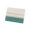 Raschietto bianco con bordo in pelle di cervo verde