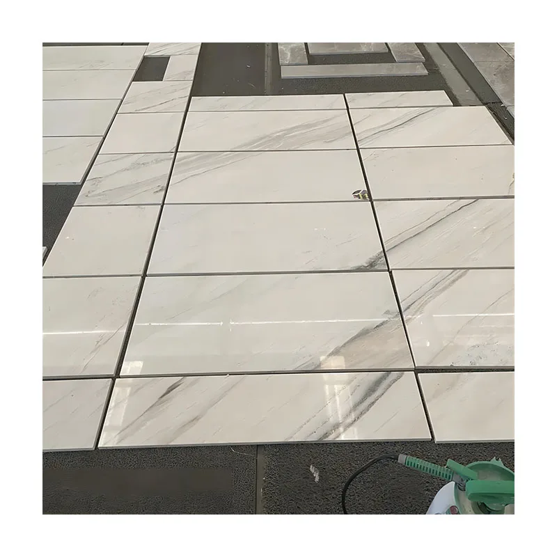 Płytki do wykończenia wnętrz – posadzki 600 × 600 mm oraz płyty marmurowe w kolorze białym