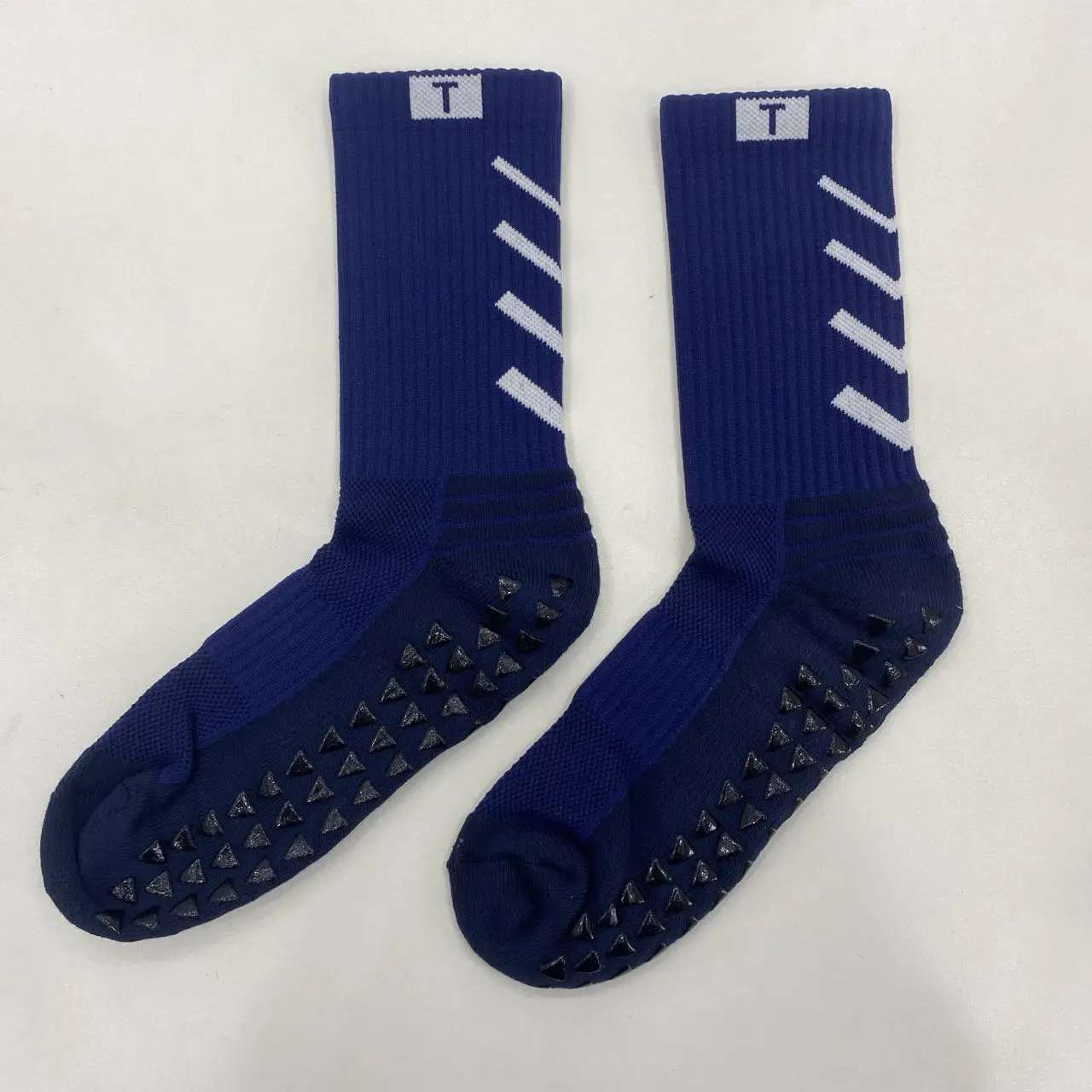 B82 Free Sample Sports Grip Socks Anti-slip Unisex Custom Logo Crew for Running Basketball Football Soccer manufacture