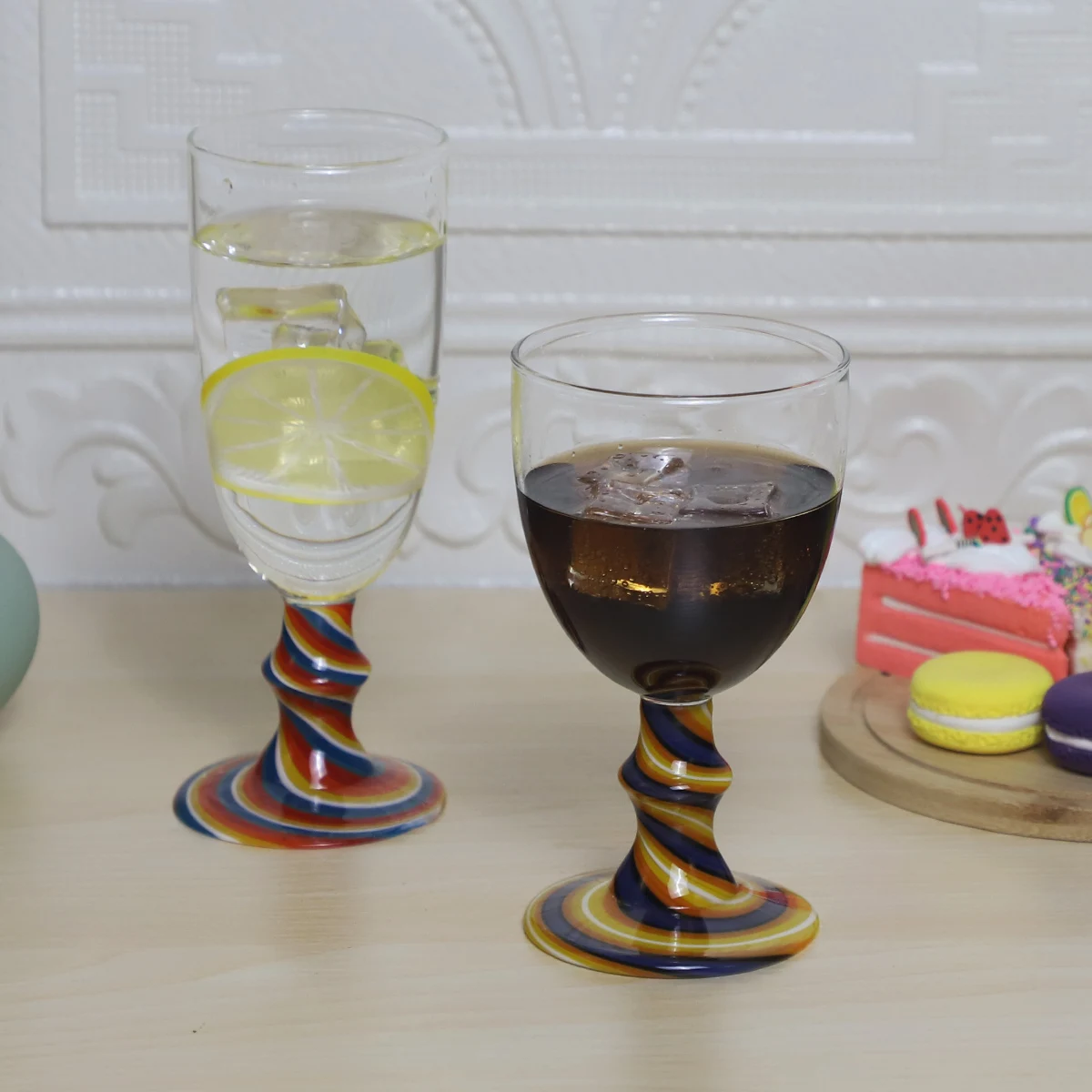 Handmade Glass Item with Spiral Stand with Hand Paint Color Wholesale Stemware Home Use Unique Wine Glass with Inner Pattern