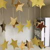 Estrellas doradas brillantes y coloridas.