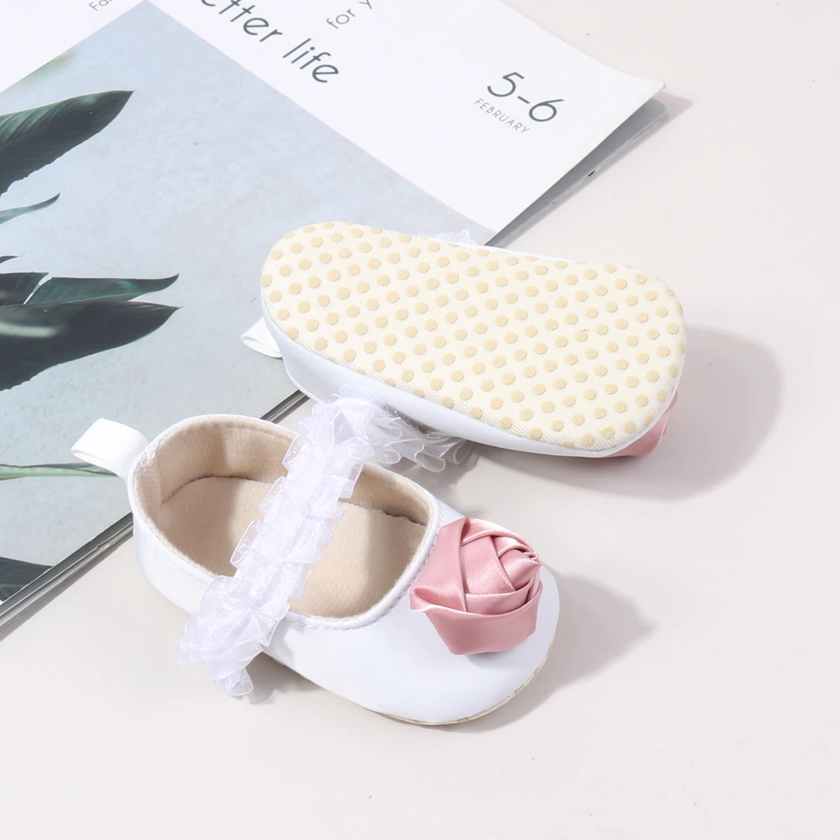 Unisex Baby Party Shoes with Beautiful Flower Breathable Sandal for Spring and Summer Light and Flat Design details