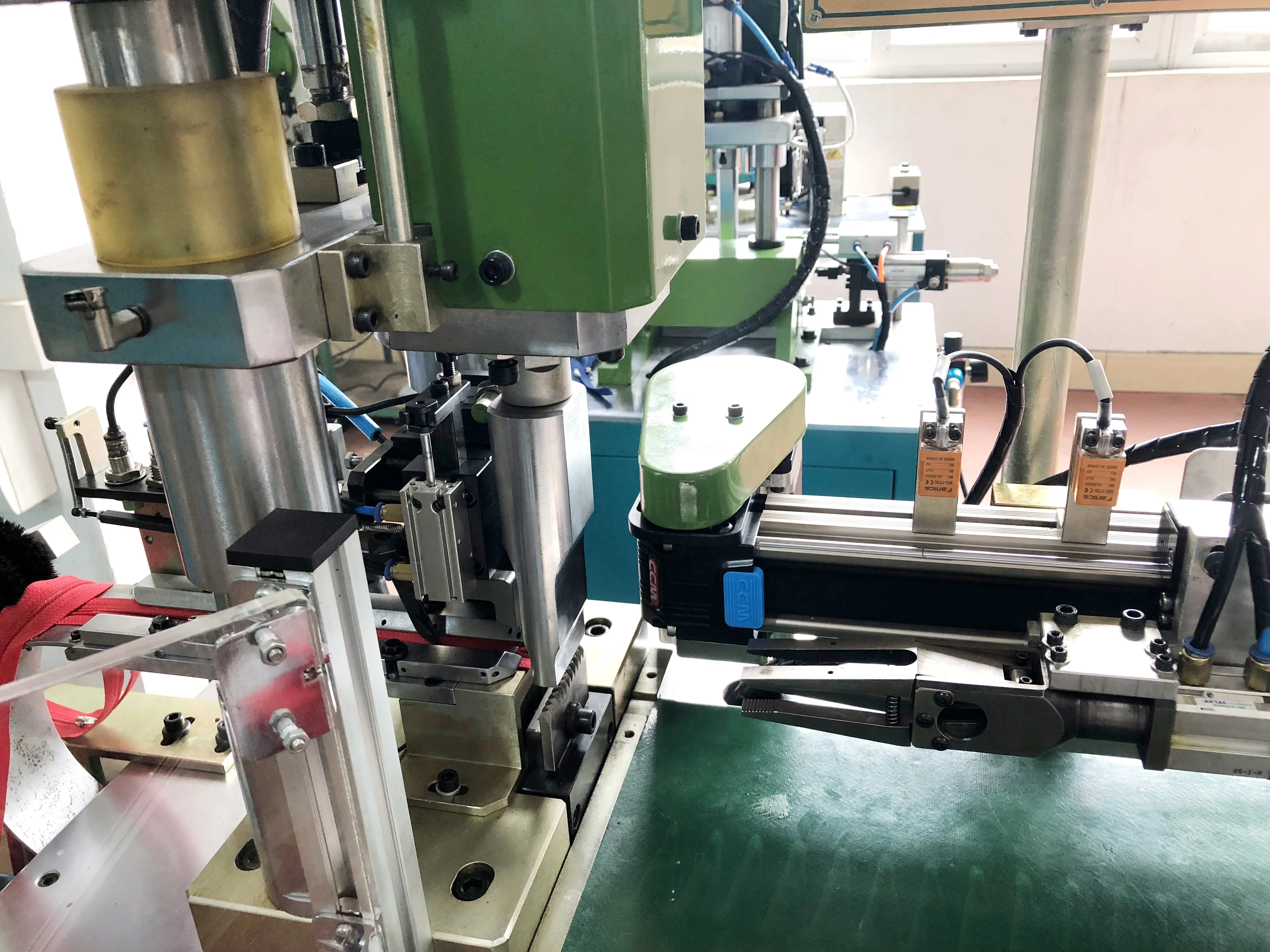 Automatic Close End Zipper Ultrasonic Zig Zag Cutting Machine Zipper