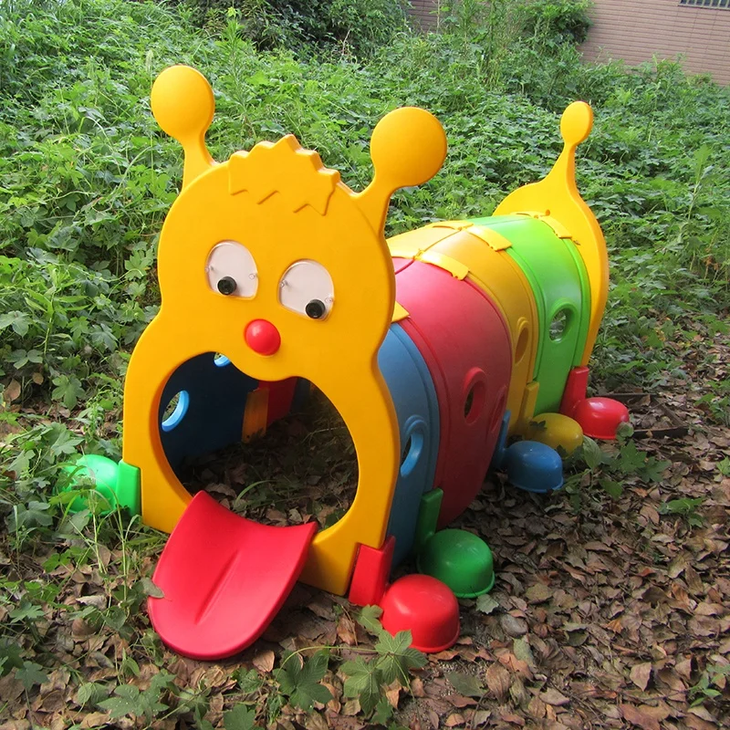 A Escola Com Grande Plástico Escava Um Túnel O Jogo Para Crianças Em Idade  Pré-escolar Foto de Stock - Imagem de playtime, kindergarten: 82542640