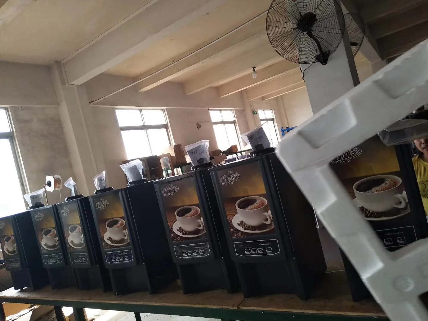 Торговый автомат с тремя картриджами для кофе, полностью автоматические кофеварки