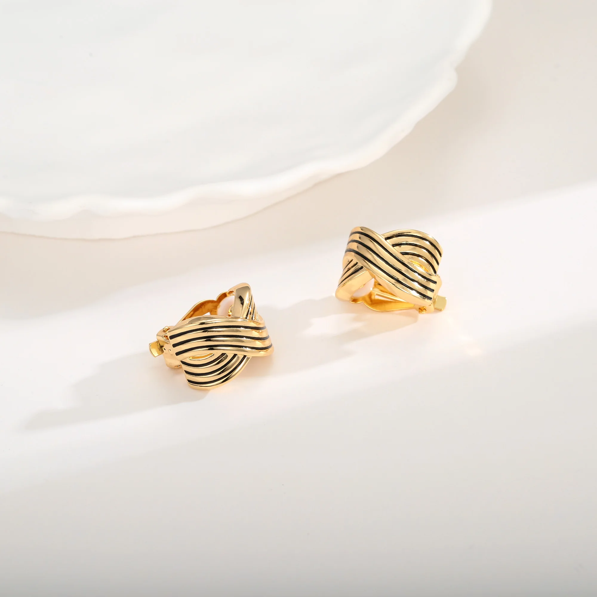 Creative Designer Antique Gold Plated Bow Tie Clip on Earrings Ear Clip Fashion Jewelry Earrings for Women 2023