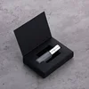 Rociador de plata con caja negra