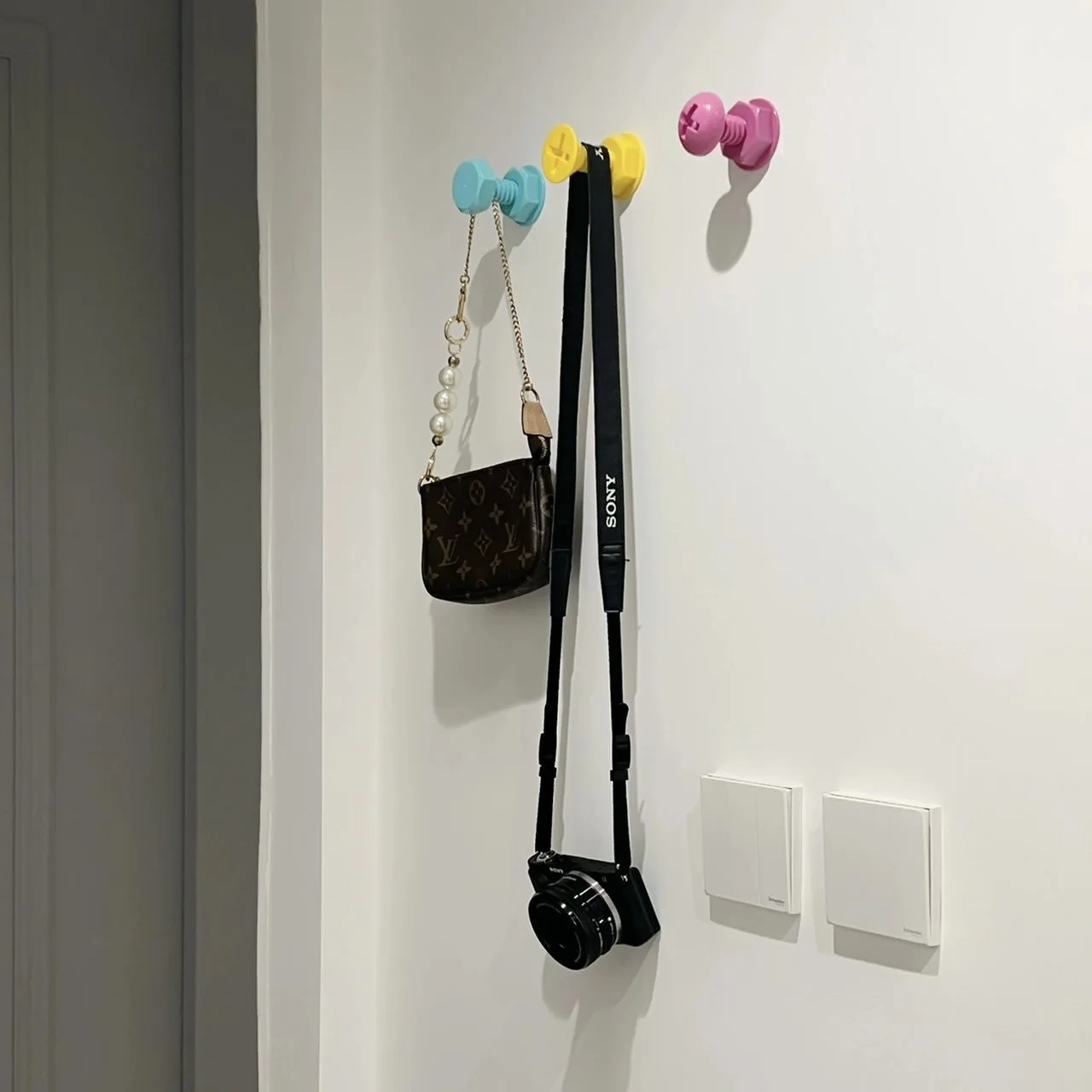 Net red creative color screws sticky novelty hooks wall cute door behind the coat and hat novelty hooks viscose no punch novelty hooks factory