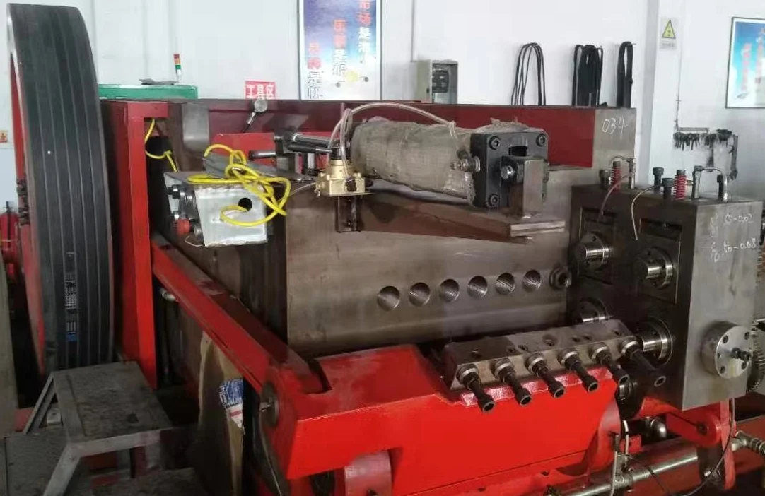 Машина для винта квадратная гайка