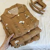 Top a maniche corte e pantaloni lunghi con orso bruno