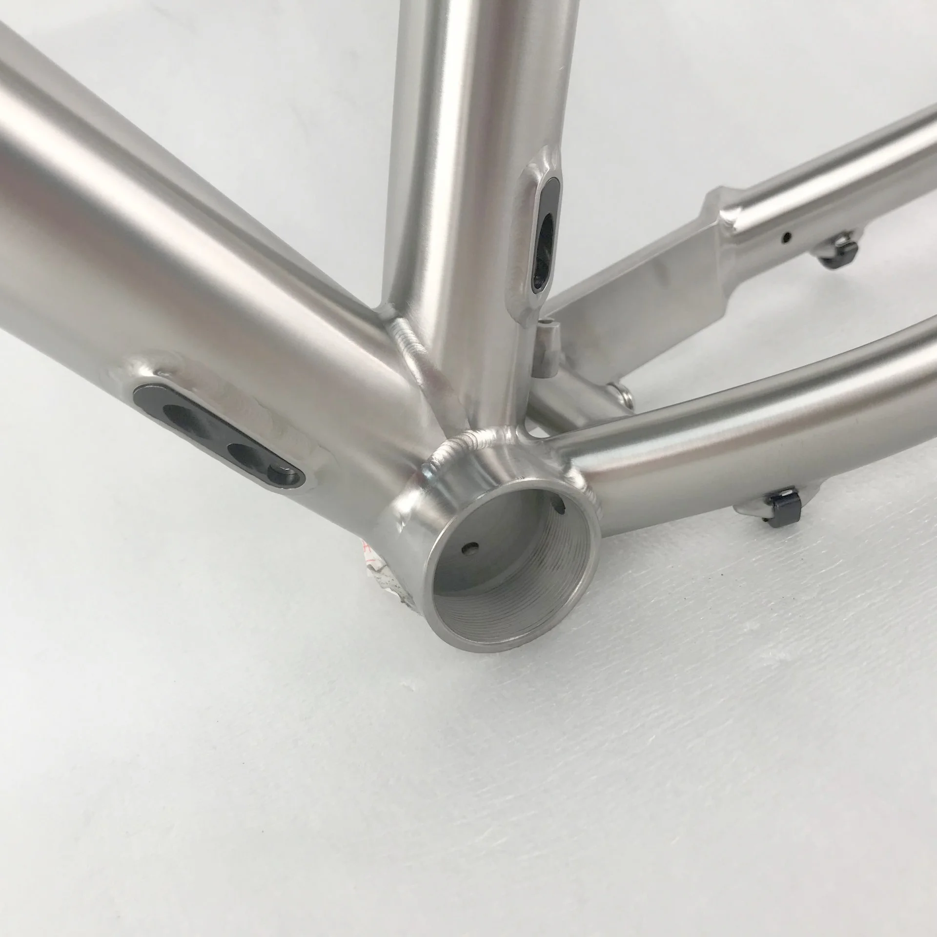 Waltly Gravel Bike - Titanium Frame, Flat Disc Brakes