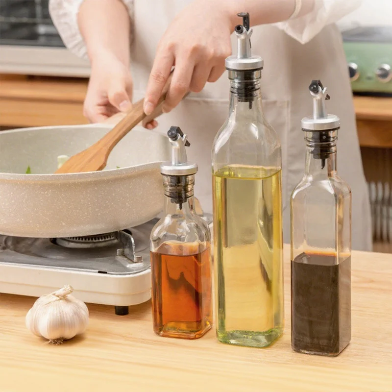 Glass oil bottle capacity and kitchen-use reference