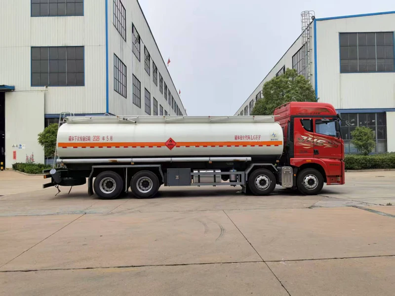 专业新型 HOWO 8x4 油罐车 35000L 可燃液体运输燃油车