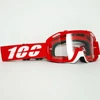 Gafas transparentes con montura roja.