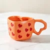 Coupe coeur rouge avec fond orange