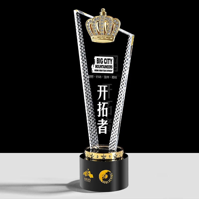 Hot Selling Professional Factory Custom Souvenirs Gifts Handcrafted Craft Crown Carved Glass Quartz Crystal Trophy Award manufacture