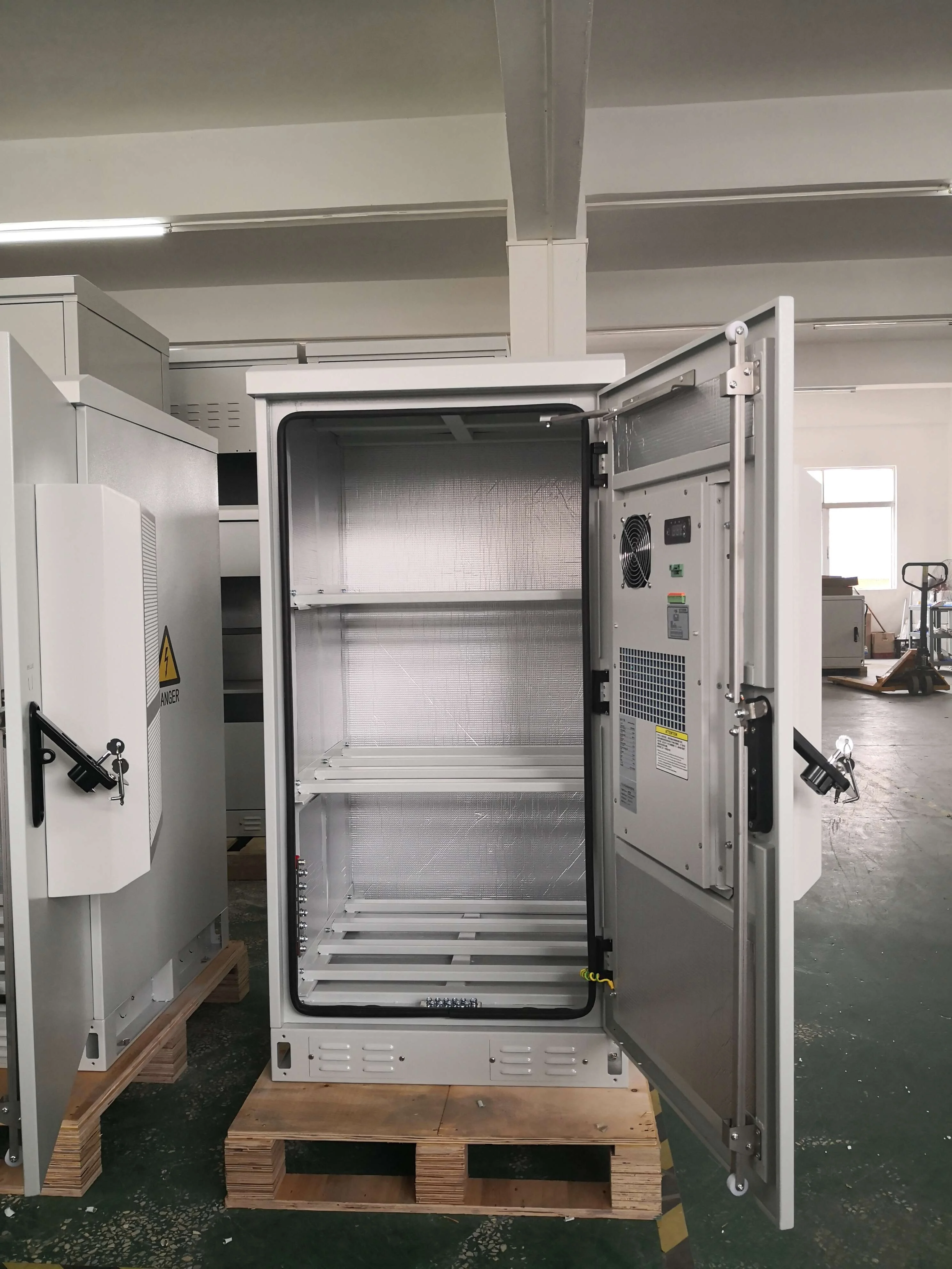 Three-layer Battery Outdoor Waterproof Power Supply Equipment Cabinet With Air Condition Cooling Network Telecom Cabinet