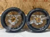 Buje dorado, llanta negra (110/70 140/60 R17)