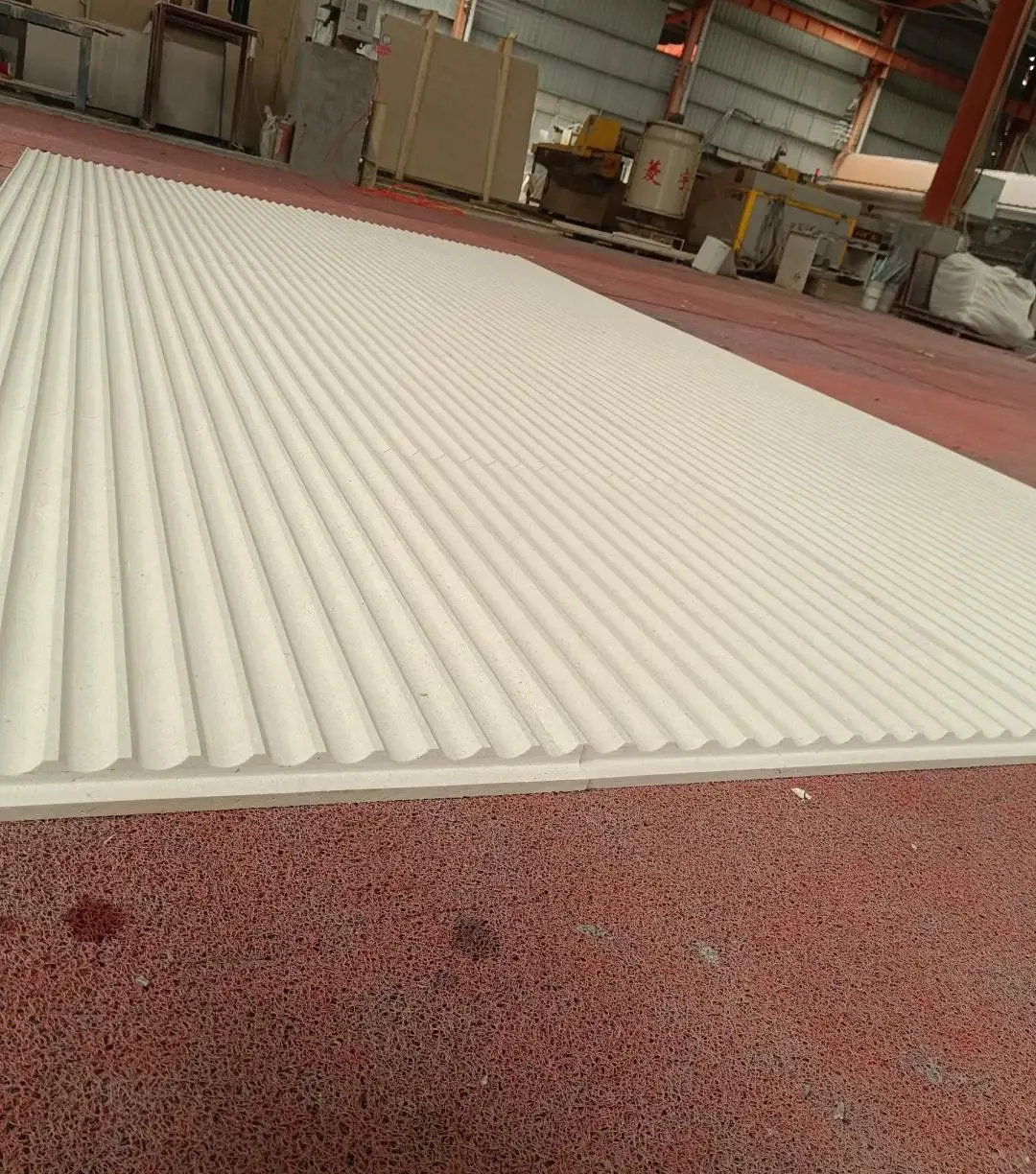 Фабрично персонализируеми естествени варовикови плочи с вдлъбнато повърхностно матово финиране за уникален дизайн на интериорни стенни панели за декорация на вила