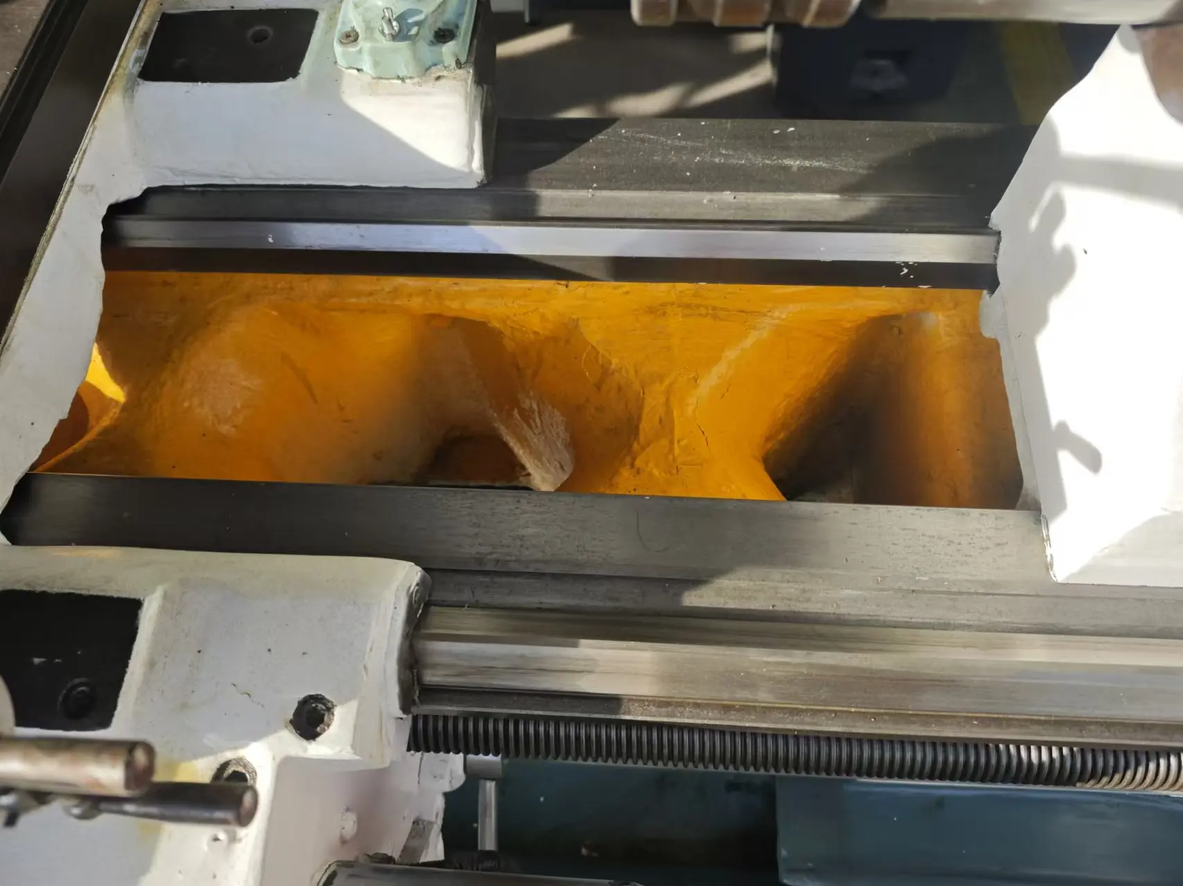 Second-hand Guangzhou Machine Tool 1m Manual Gap Bed Lathe in Good Condition