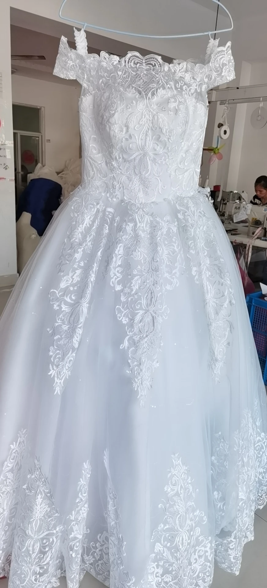 Vestidos de novia con bordado de encaje de lujo, vestido de novia de 2020  cm de largo con cola de corazón elegante de talla grande, 100| Alibaba.com