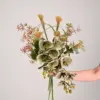 Bouquet de feuilles de bambou, boule de pin, grande orchidée, elfe vert