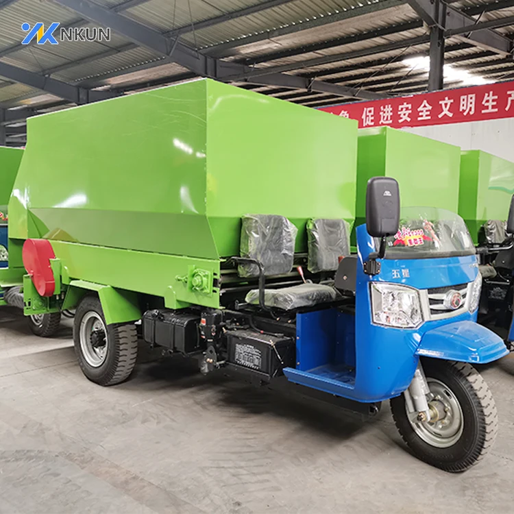 Feeding Tricycle Spreader Automatic Feed Spreader Cattle Feed Spreader in the Farm