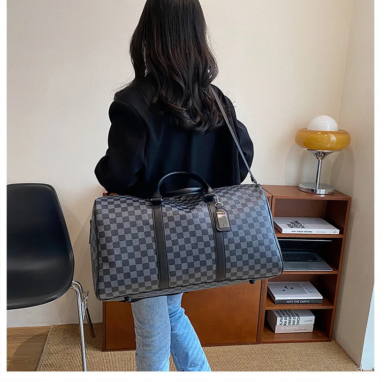 Wholesale Custom Designer Waterproof PU Luggage Luxury Sport Travel Gym Duffle Bag with Zipper Closure Trending Big Bag